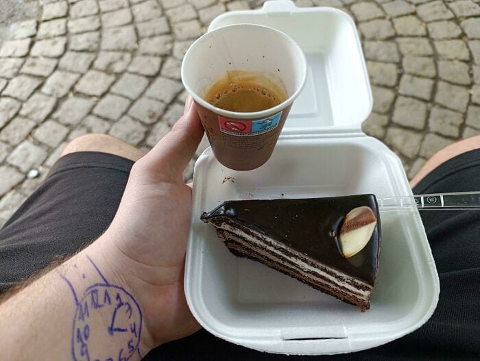 40 illusions d'optiques qui jouent avec votre cerveau 11 un gobelet flottant